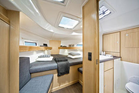 Doppelbettkabine und Badezimmer auf einer Yacht