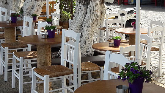 Bild mit Stühlen aus Holz