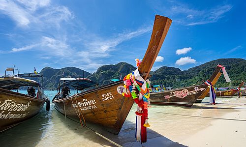thailändisches Boot auf einem Sandstrand