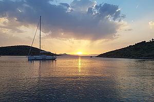 Sonnenuntergang im Dodekanes mit einer Yacht