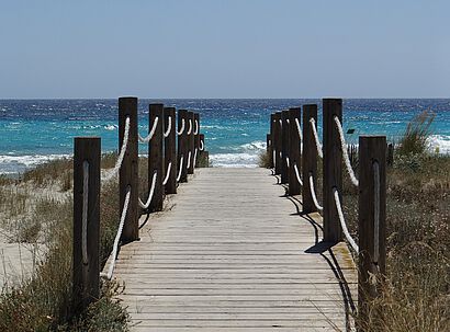 Ein Steg am Strand mit Blick auf das Meer