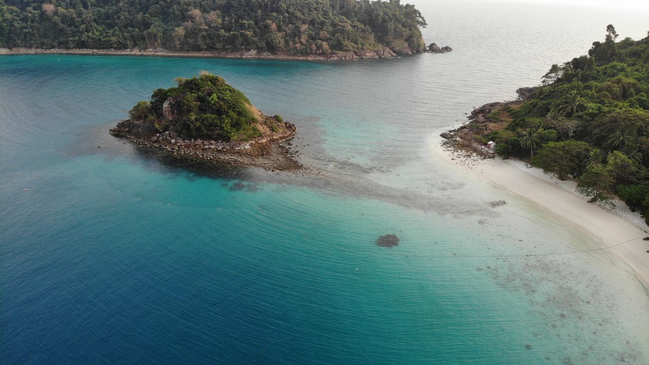Türkisblaue Bucht bei Koh Chang aus der Vogelperspektive