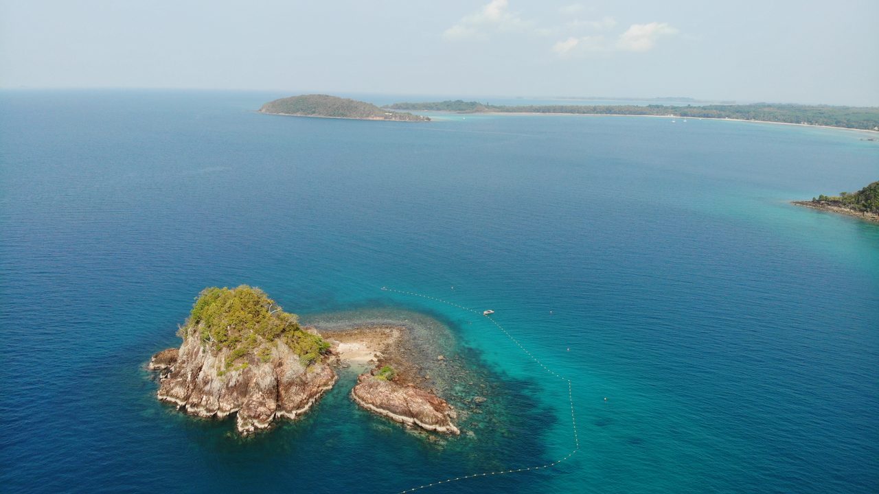 Kleine Insel vor Koh Chang aus der Vogelperspektive