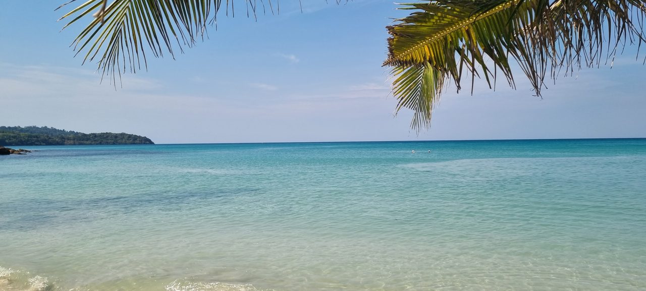 Türkisfarbenes Wasser unter Palmen, Koh Chang