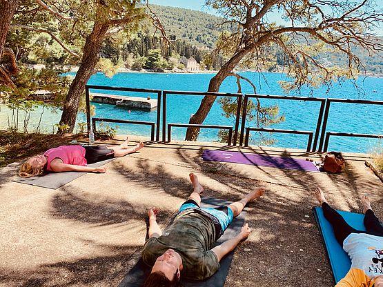 Yoga im Schatten am Meer