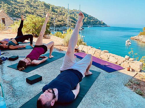 Yoga-Einheit an Deck in einer ruhigen Bucht vor der kroatischen Küste