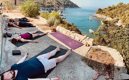 Yoga-Einheit in einer Bucht